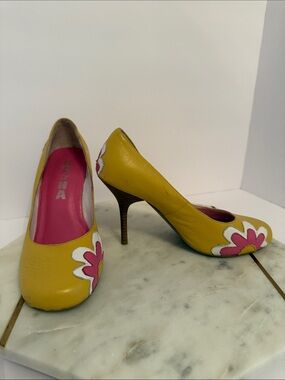 NaNa Yellow Pumps with Pink & White Floral Appliqué
